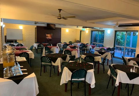 Pine Tree Motel - Accommodation Rockhampton 2