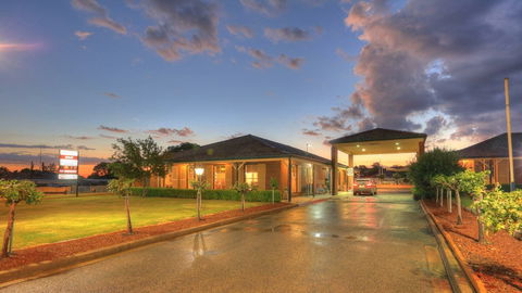 Bushmans Motor Inn - Accommodation Rockhampton 1