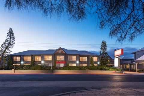 Bellevue On The Lakes - Accommodation Rockhampton 0