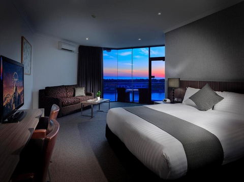 The Lakes Resort Hotel - Accommodation Rockhampton 2