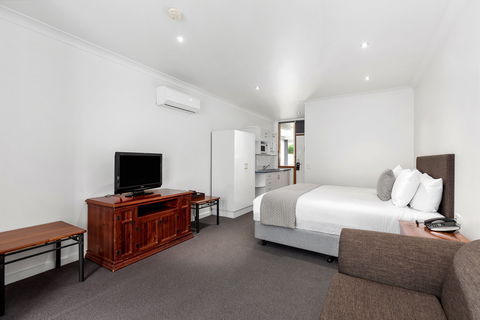 Commodore On The Park - Accommodation Rockhampton 2