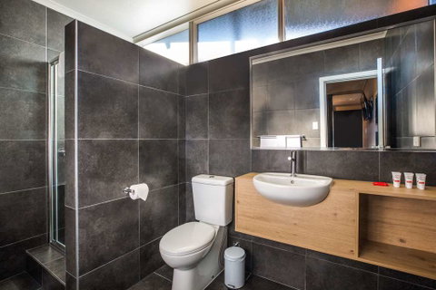 Monash Hotel - Accommodation Rockhampton 4