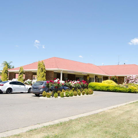 Pines Country Club Motor Inn - Accommodation Rockhampton 0