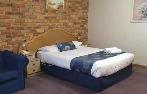 Pines Country Club Motor Inn - Accommodation Rockhampton 2