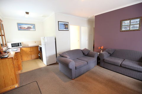 The Fox & Hounds Inn - Accommodation Rockhampton 1