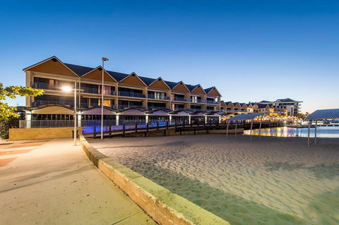 Dolphin Quay Apartment Hotel - Accommodation Rockhampton 0
