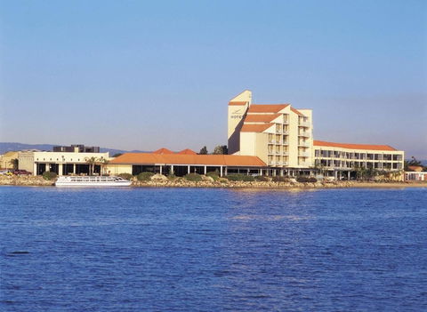 The Lakes Resort Hotel - Accommodation Rockhampton 1