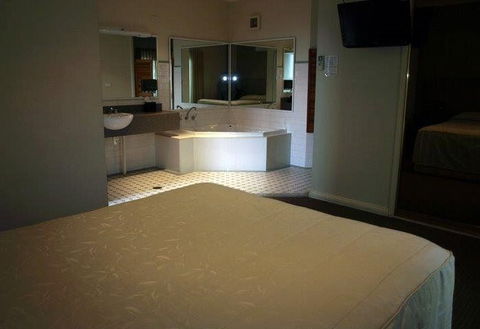 Francis Phillip Motor Inn & The Lodge - Accommodation Rockhampton 2