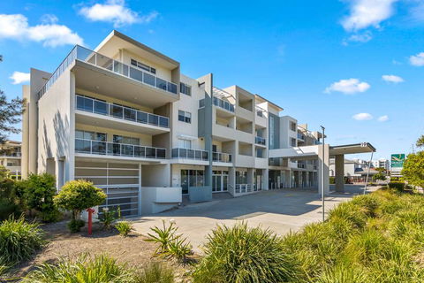 Quality Suites Pioneer Sands - Accommodation Rockhampton 0
