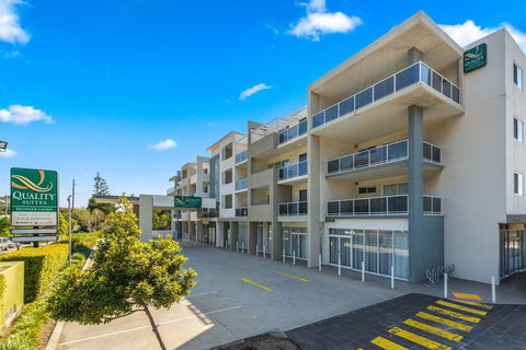 Quality Suites Pioneer Sands - Accommodation Rockhampton 1