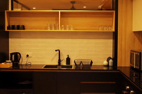 Stylish, Modern, Cute As A Button - Braddon CBD - Accommodation Rockhampton 9