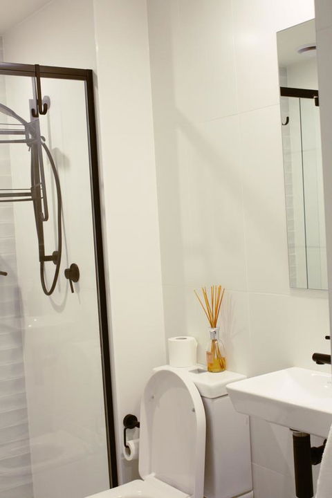 Stylish, Modern, Cute As A Button - Braddon CBD - Accommodation Rockhampton 6