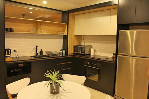 Stylish, Modern, Cute As A Button - Braddon CBD - Accommodation Rockhampton 0