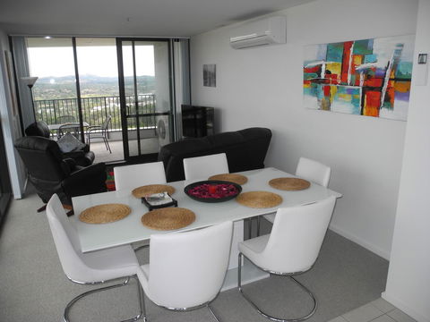3BR Executive Apartment With Lake And Mountain Views - Accommodation Rockhampton 8