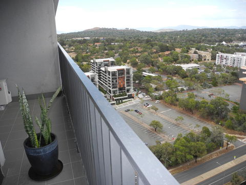 3BR Executive Apartment With Lake And Mountain Views - Accommodation Rockhampton 12