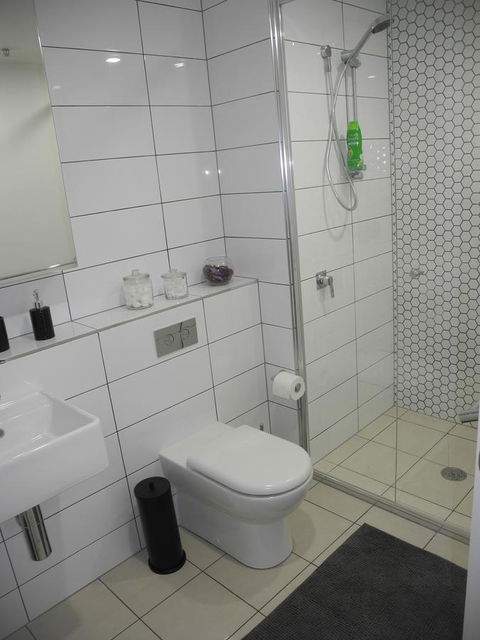 3BR Executive Apartment With Lake And Mountain Views - Accommodation Rockhampton 18