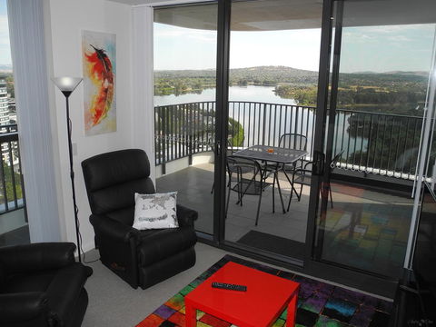 3BR Executive Apartment With Lake And Mountain Views - Accommodation Rockhampton 1