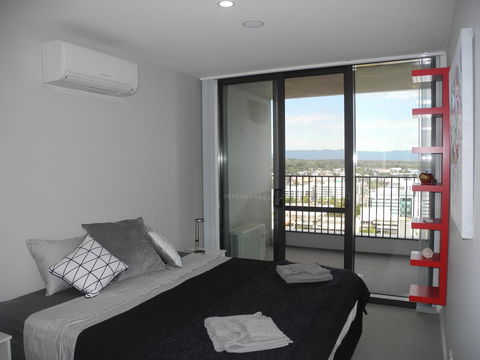 3BR Executive Apartment With Lake And Mountain Views - Accommodation Rockhampton 2