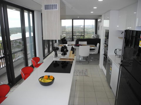 3BR Executive Apartment With Lake And Mountain Views - Accommodation Rockhampton 9