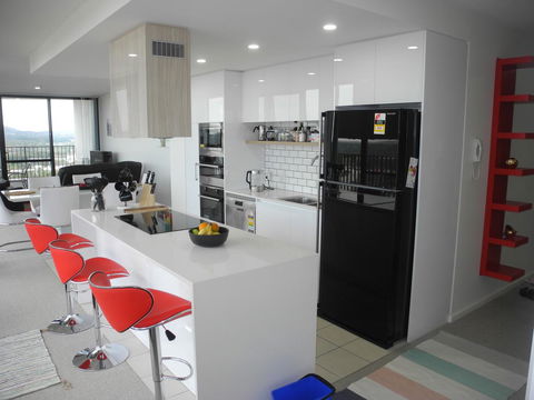 3BR Executive Apartment With Lake And Mountain Views - Accommodation Rockhampton 7