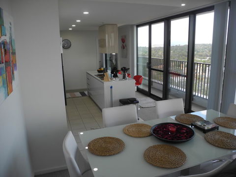 3BR Executive Apartment With Lake And Mountain Views - Accommodation Rockhampton 17