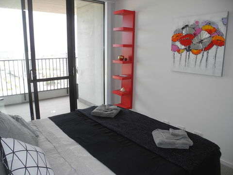 3BR Executive Apartment With Lake And Mountain Views - Accommodation Rockhampton 3