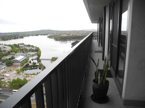 3BR Executive Apartment With Lake And Mountain Views - Accommodation Rockhampton 11