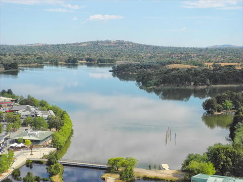 3BR Executive Apartment With Lake And Mountain Views - Accommodation Rockhampton 0