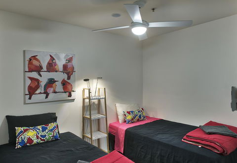 3BR Executive Apartment With Lake And Mountain Views - Accommodation Rockhampton 4