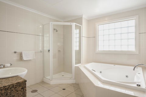 Marina Hotel - Accommodation Rockhampton 2