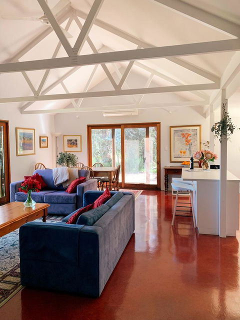 Lost In The Vines - Accommodation Rockhampton 0