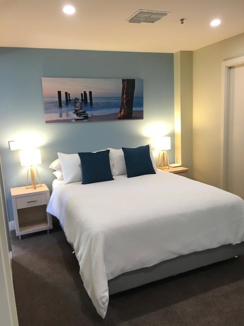 Beachside Luxury Apartments One & Two Bedroom In Beachfront Oaks Pier Building - Accommodation Rockhampton 23