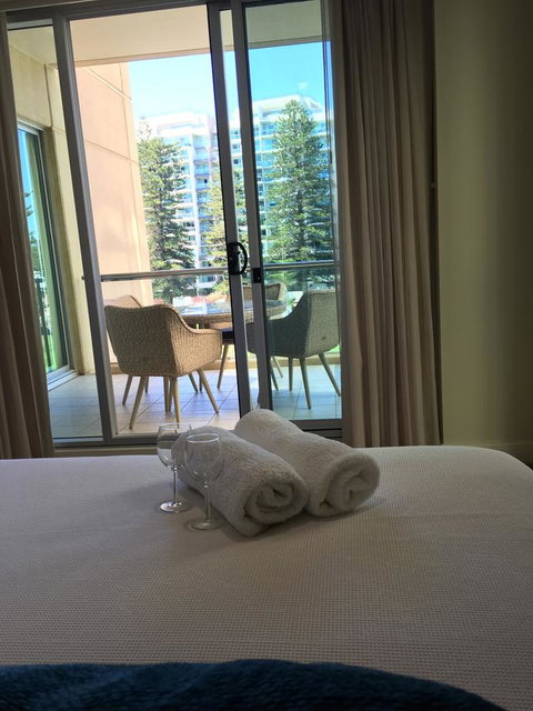 Beachside Luxury Apartments One & Two Bedroom In Beachfront Oaks Pier Building - Accommodation Rockhampton 24