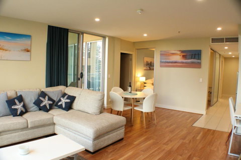 Beachside Luxury Apartments One & Two Bedroom In Beachfront Oaks Pier Building - Accommodation Rockhampton 4
