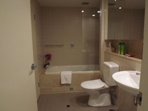 Beachside Luxury Apartments One & Two Bedroom In Beachfront Oaks Pier Building - Accommodation Rockhampton 1