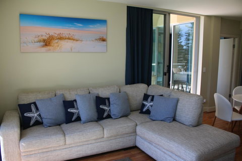 Beachside Luxury Apartments One & Two Bedroom In Beachfront Oaks Pier Building - Accommodation Rockhampton 11