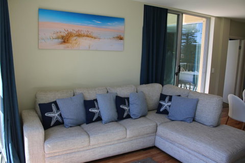 Beachside Luxury Apartments One & Two Bedroom In Beachfront Oaks Pier Building - Accommodation Rockhampton 14