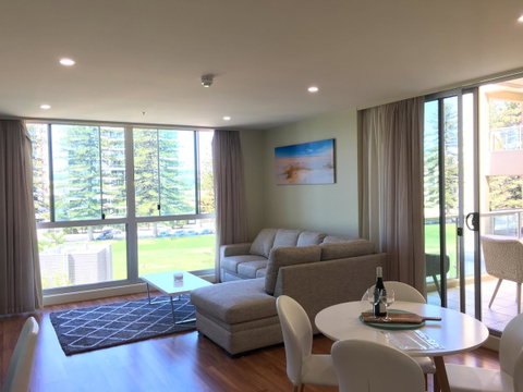Beachside Luxury Apartments One & Two Bedroom In Beachfront Oaks Pier Building - Accommodation Rockhampton 3