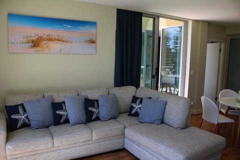 Beachside Luxury Apartments One & Two Bedroom In Beachfront Oaks Pier Building - Accommodation Rockhampton 12