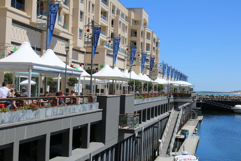 Beachside Luxury Apartments One & Two Bedroom In Beachfront Oaks Pier Building - Accommodation Rockhampton 13