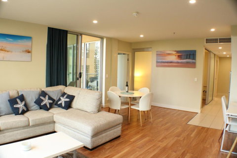 Beachside Luxury Apartments One & Two Bedroom In Beachfront Oaks Pier Building - Accommodation Rockhampton 5