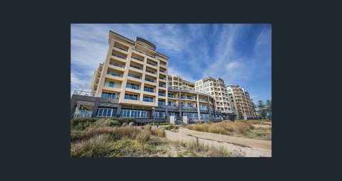Beachside Luxury Apartments One & Two Bedroom In Beachfront Oaks Pier Building - Accommodation Rockhampton 2
