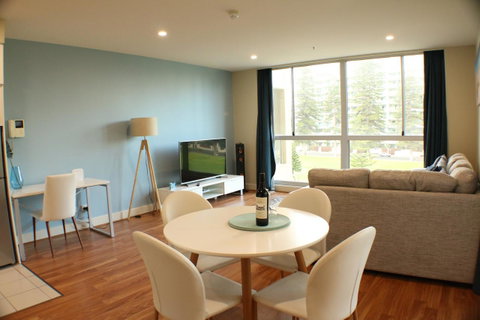 Beachside Luxury Apartments One & Two Bedroom In Beachfront Oaks Pier Building - Accommodation Rockhampton 0
