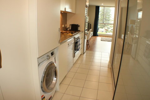 Beachside Luxury Apartments One & Two Bedroom In Beachfront Oaks Pier Building - Accommodation Rockhampton 6
