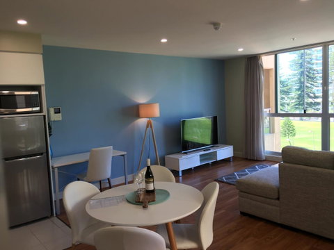 Beachside Luxury Apartments One & Two Bedroom In Beachfront Oaks Pier Building - Accommodation Rockhampton 19