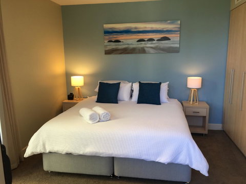 Beachside Luxury Apartments One & Two Bedroom In Beachfront Oaks Pier Building - Accommodation Rockhampton 22