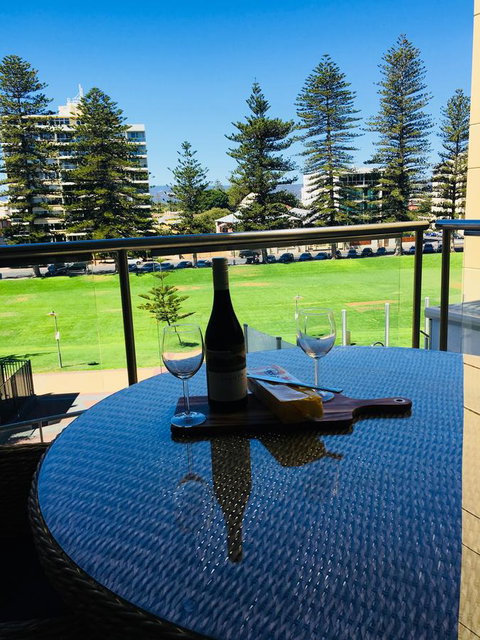 Beachside Luxury Apartments One & Two Bedroom In Beachfront Oaks Pier Building - Accommodation Rockhampton 26