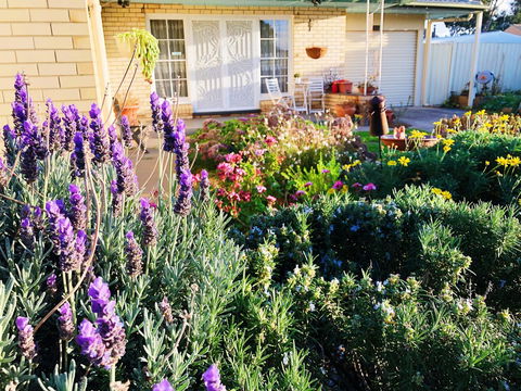 Beautiful Garden House - Accommodation Rockhampton 9