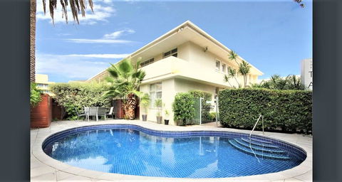 Hi 5 Glenelg Studio Apartment - Accommodation Rockhampton 0