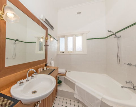 The Tudor House - Accommodation Rockhampton 15